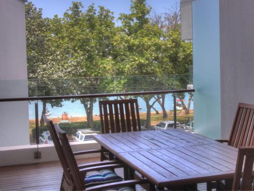 Horseshoe Bay Apartment | Maggies Beachfront Apartment 6