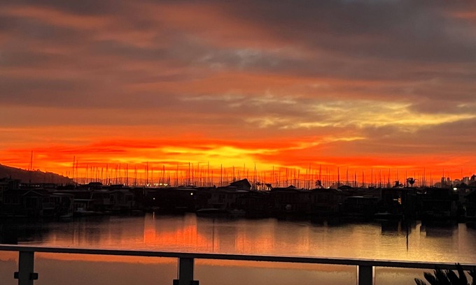 Marin City Boat Rental | Magical, Spacious 3 Bedroom Houseboat in Sausalito