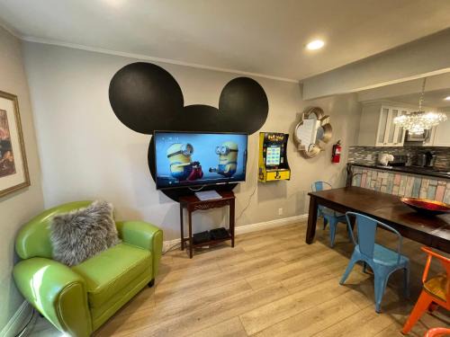 Hermosa Village House | MAGICAL Xcape, POOLS-SPA, WALK 2 DISNEY, CENTRAL AC-HEAT, FULLY EQUIPPED, 2 FREE PARKING SPACES, OWNER MGMT
