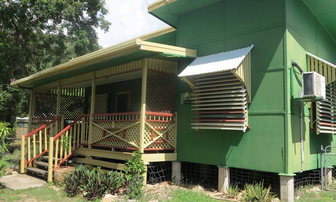 Arcadia Cottage | Magnautical Cottage - Pet friendly cottage with charm and character, just 150m to Geoffrey Bay