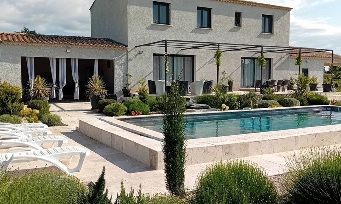 Arles Villa | MAGNIFICENT 4-STAR VILLA WITH POOL AND POOL HOUSE ABSOLUTE PEACE AND QUIET