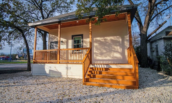 Near East Side Cottage | Magnificent 4BR Near Famous Riverwalk and Downtown