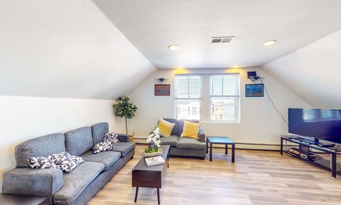 Dorchester House | Magnificent Apartment Near Bay, Loft, Dog-Friendly