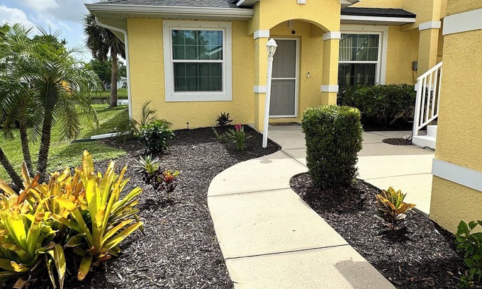 Oakland Hills Condo | Magnificent Condo overlooking the Canal, near the golf courses.