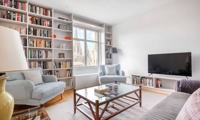 El Born Apartment | Magnificent El Born 2BR, Great Views, by Blueground