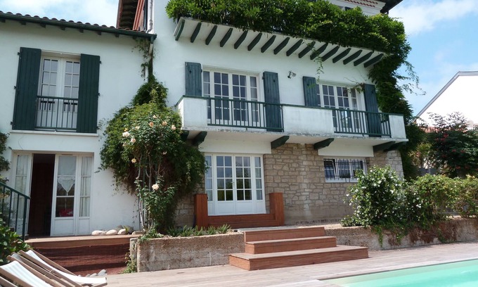 Bayonne House | Magnificent house with heated pool in Bayonne city center.