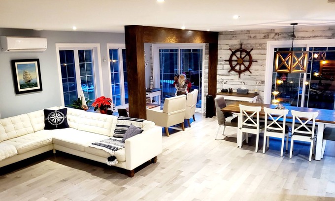 Deauville House | Magnificent large house 5 minutes from Magog