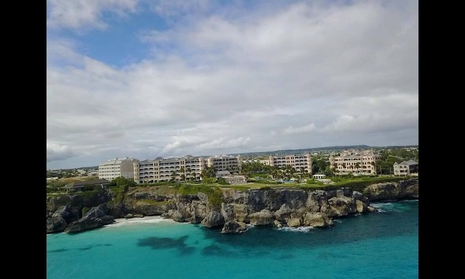 Diamond Valley Apartment | Magnificent location central to The crane resort