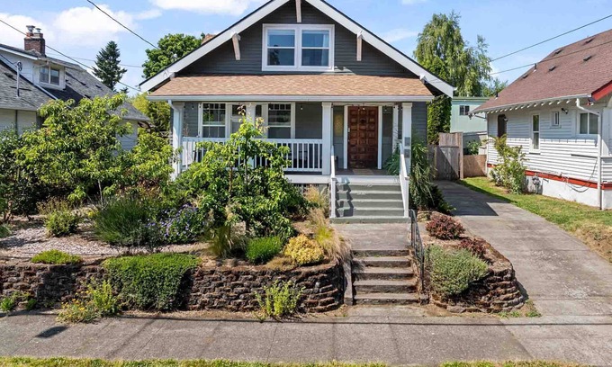 Foster - Powell House | Magnificent Location, *Pet Friendly*, Hot Tub, Upgrades, Epic Steam Shower, BBQ, Walk to Everything