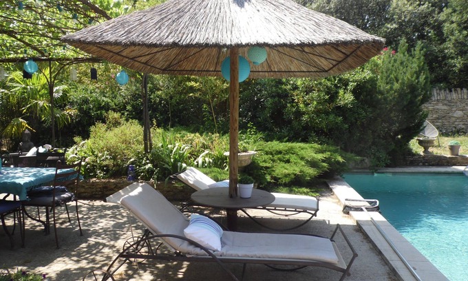 Venasque House | Magnificent stone mazet in fenced property.