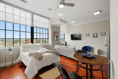 Olde Kensington Apartment | Magnificent Studio W Rooftop Pool