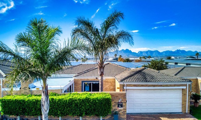 Brackenfell Villa | Magnificent Villa Load-Shedding Free!