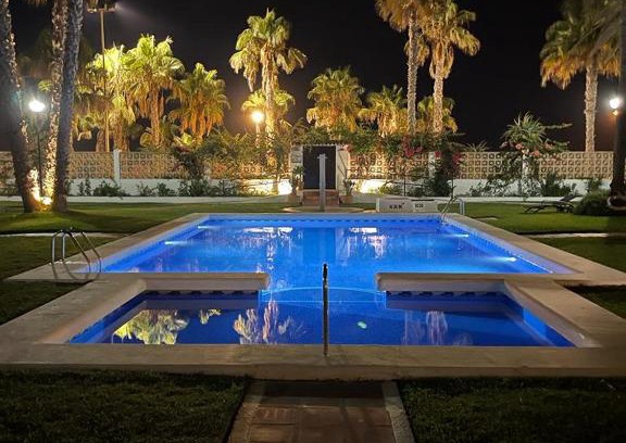 Torre del Mar Ski Chalet | MAGNIFICO CHALET UNICO JUNTO AL MAR CALETA DE VELEZ