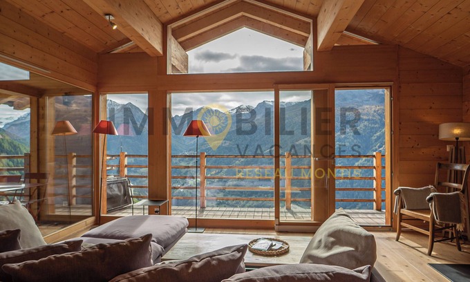St. Luc Apartment | Magnifique chalet idéalement situé juste au-dessus du centre du village. Il possède une vue panorami