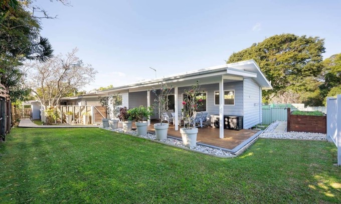 Coffs Harbour House | Magnolia Cottage - 2bdrm walk to CBD private quiet