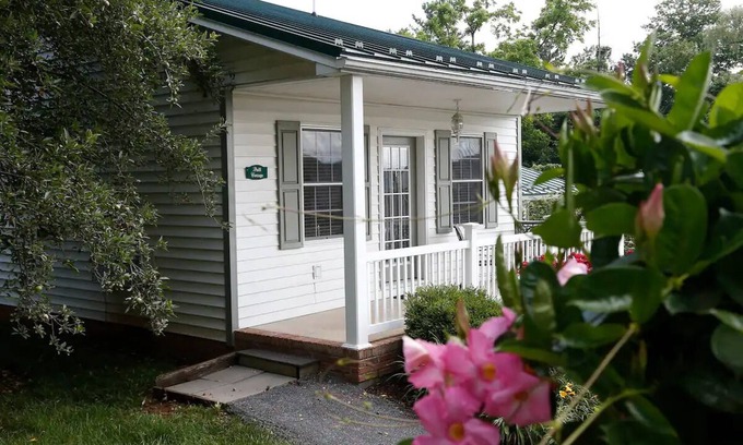 Harrisonburg Cottage | Magnolia Cottage - By the Side Of the Road Inn and Cottages