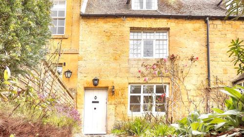 Moreton-in-Marsh House | Magnolia Cottage-Exclusive Cotswold Package
