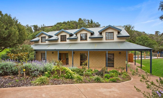 Rye House | Magnolia Cottage - large home suitable for families or yoga retreats, pool & spa