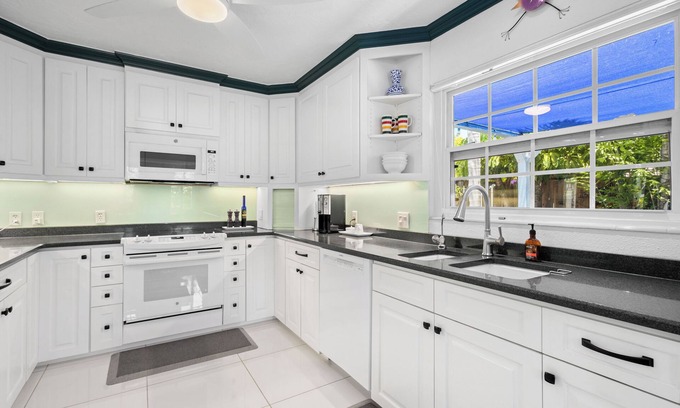 Longbeach Village House | Magnolia Home in Longboat Key by RVA