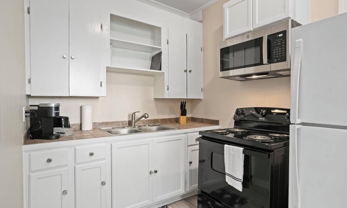 Hattiesburg House | Magnolia Hutch 1bedroom full kitchen &living space