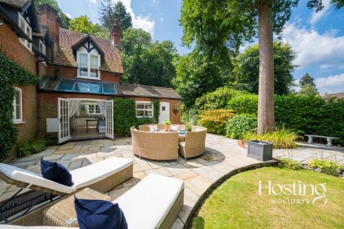 Sunninghill House | Magnolia Lodge - 4 Beds Fabulous Garden Parking