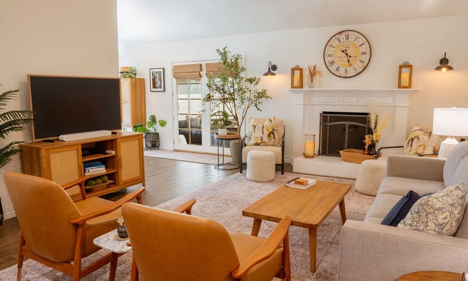 Tustin House | Magnolia Park View-Family friendly, 3BR, 2B, quiet cul-de-sac. Disneyland closen