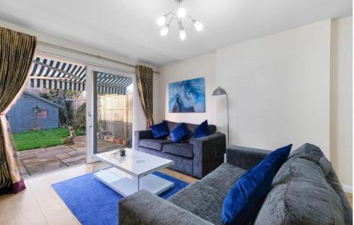 Maidenhead House | Maidenhead 4Bed and 2BA with Parking