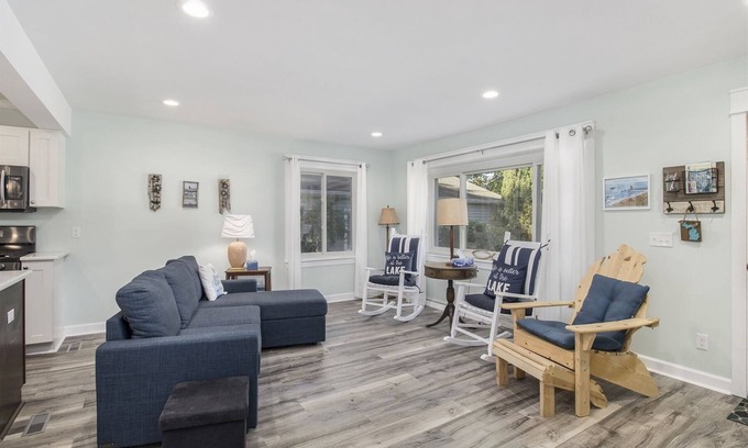 South Haven House | Mail Legacy Cottage | Modern Dog-friendly Cottage, Close to Two Beaches