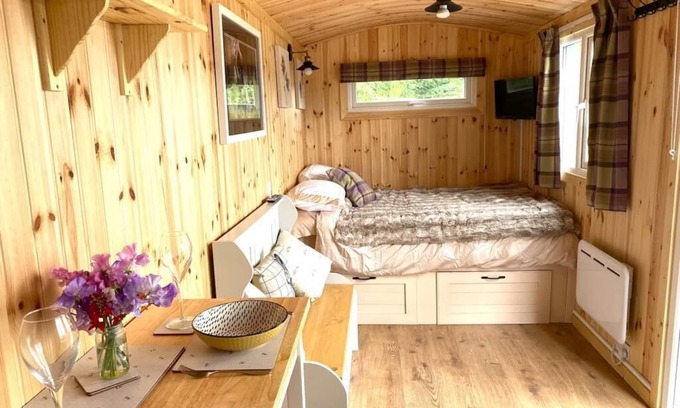 Perth Cabin | Mailer Farm, Woodhead Shepherds Hut - Sleeps 2