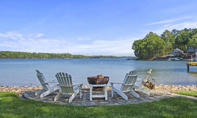Sherrills Ford House | Main Channel Lake Home w/Hot Tub