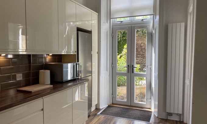 Merchiston Apartment | Main door apartment with garden