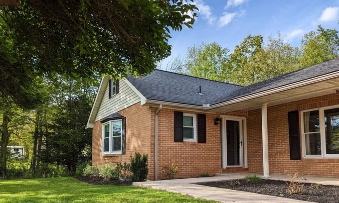 Alexandria Apartment | Main level on Riverside Dr