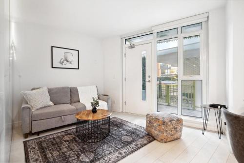 Mount Pleasant Apartment | Main Street Condo with Gym and Patio near Restaurants for 4