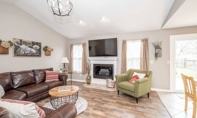 Monroe House | Main Street Cottage For 6