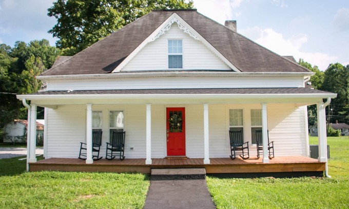 Elgin House | Main Street Farmhouse close to Windrock