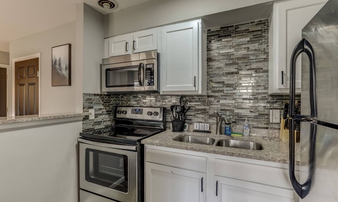 Royal Oak Apartment | Main Street Luxury 1 bedroom apartment