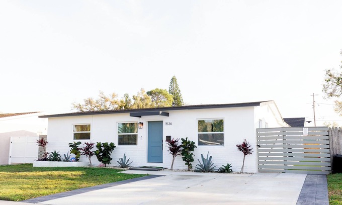 St. Petersburg - Clearwater House | MainCasa- Plunge Pool+Dog Run