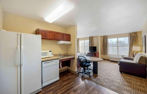 Paradise Hotel | MainStay Suites Las Vegas Flamingo