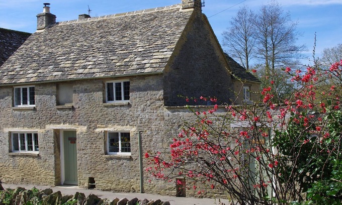 Broadwell Cottage | Maisey Cottage - sleeps 4 guests in 2 bedrooms