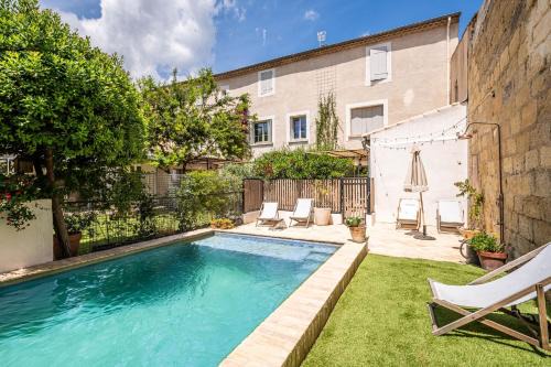 Pezenas Bed & Breakfast | Maison 1634 - Climatisation, piscine, parking, centre ville, petit-dejeuner compris