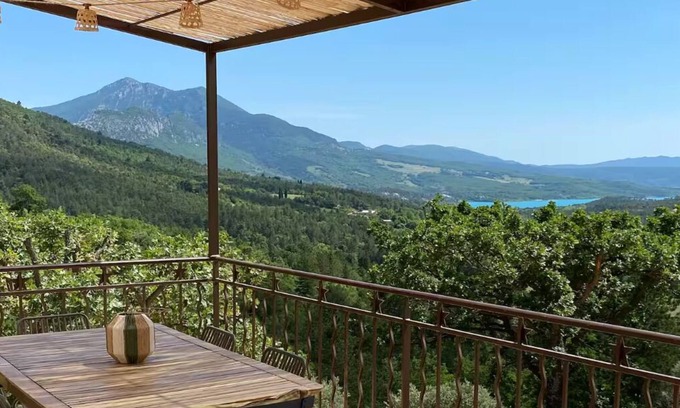Moustiers-Sainte-Marie House | Maison à moustiers with view of Lac de Sainte-Croix
