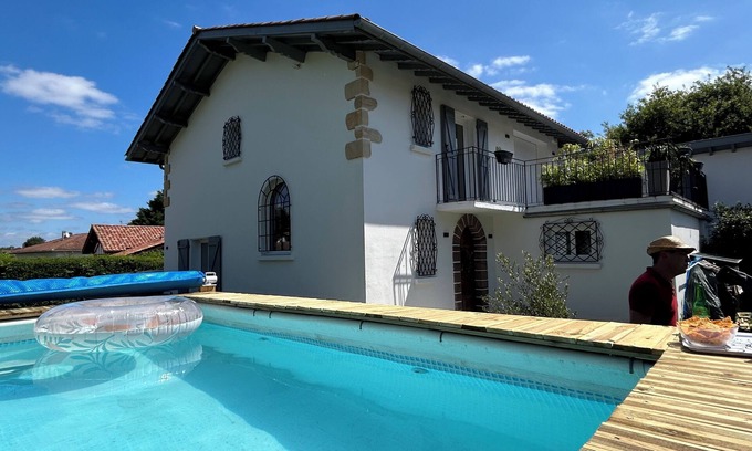 Bassussarry House | Maison Basque Traditionnelle Bien Rénovée Entre mer et Montagne, Chiens Acceptés