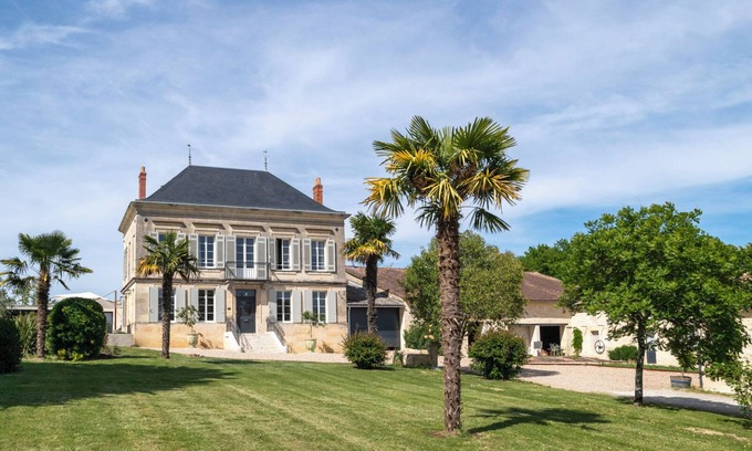 Teuillac Other | Maison Bourgeoise with character amidst the Bordeaux vineyards