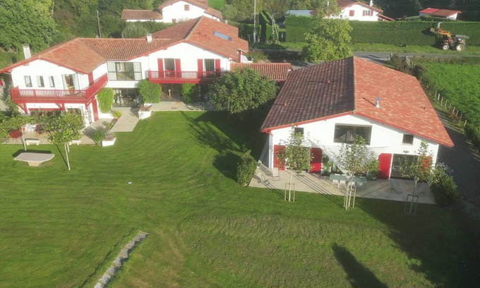 Saint-Pee-sur-Nivelle House | Maison,calme vue Montagne,15mn Plages,piscine,location Possible Chambres Seul