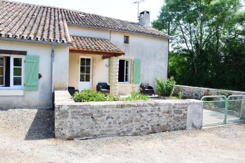 Saint-Germier House | Maison charismatique à Saint-Germier avec jardin clôturé.