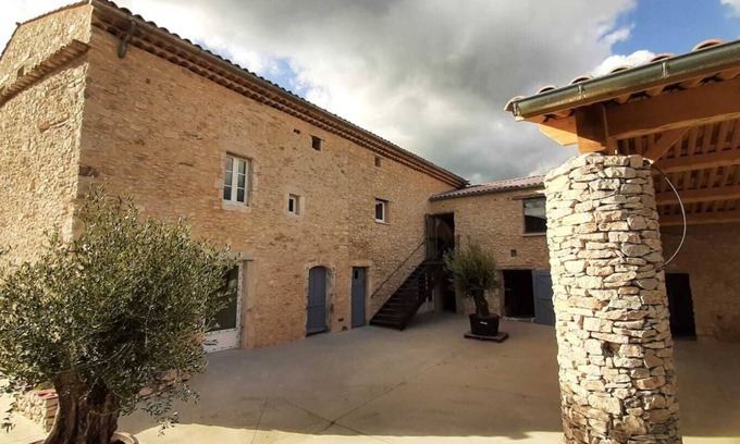 La Rochegiron Bed & Breakfast | Maison D'hôtes en Provence, à la Campagne Avec Chambres et Espaces Communs