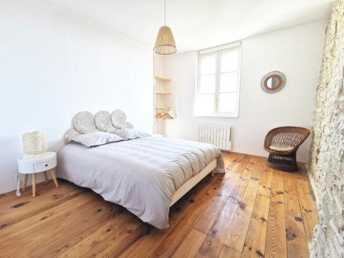 Monflanquin Apartment | Maison de charme spacieuse, terrasse et vue sur la place