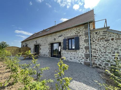 Ygrande House | Maison de ferme rénovée 18ème avec jardin, cheminée, Wi-Fi et parking - FR-1-489-433