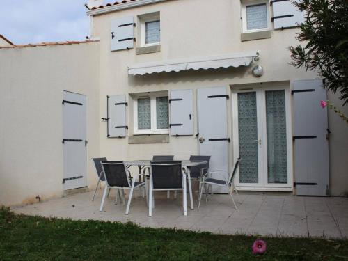 Saint-Pierre-d'Oleron House | Maison de Vacances à Oléron : Proche Port, Plage, Jardin, Terrasse, Garage - 6 Couchages - FR-1-246A-62