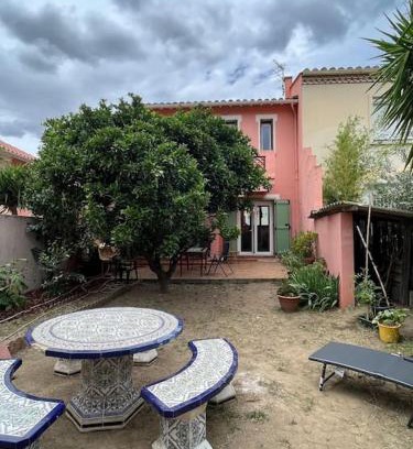 Elne House | Maison de village vintage avec grand jardin